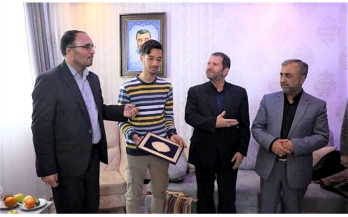 دیدار مدیرعامل موسسه صندوق ذخیره فرهنگیان کشور با خانواده نخستین معلم شهید مدافع حرم