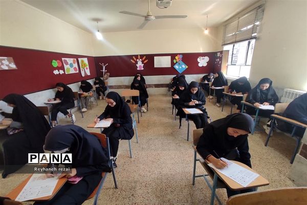 خروش دانش‌آموزان به حمایت از سخنان رهبری با حضور در مسابقات لیگ جت در سرچهان