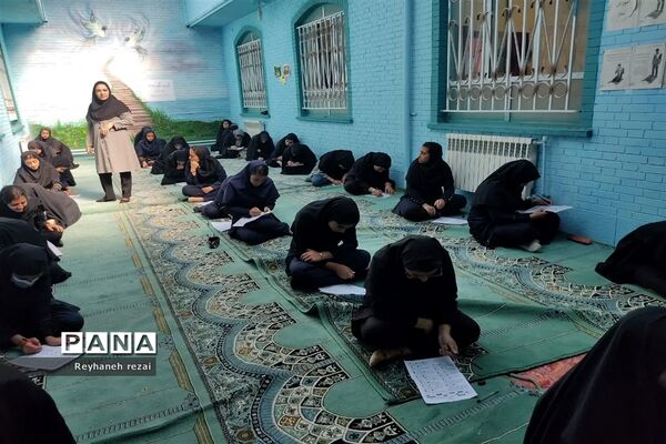 خروش دانش‌آموزان به حمایت از سخنان رهبری با حضور در مسابقات لیگ جت در سرچهان