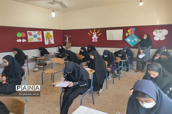 خروش دانش‌آموزان به حمایت از سخنان رهبری با حضور در مسابقات لیگ جت در سرچهان