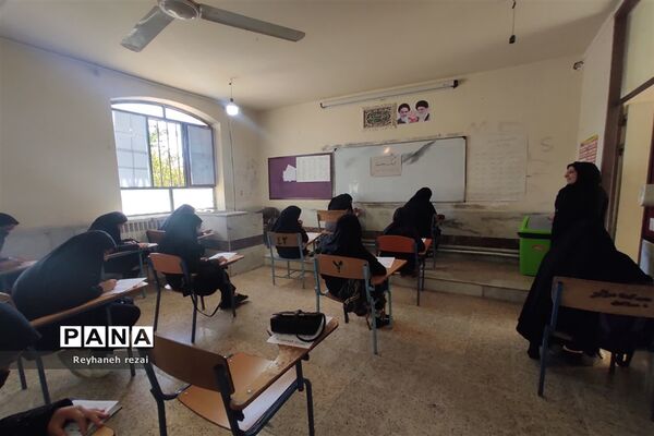 خروش دانش‌آموزان به حمایت از سخنان رهبری با حضور در مسابقات لیگ جت در سرچهان