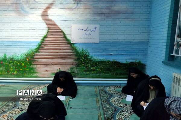 خروش دانش‌آموزان به حمایت از سخنان رهبری با حضور در مسابقات لیگ جت در سرچهان