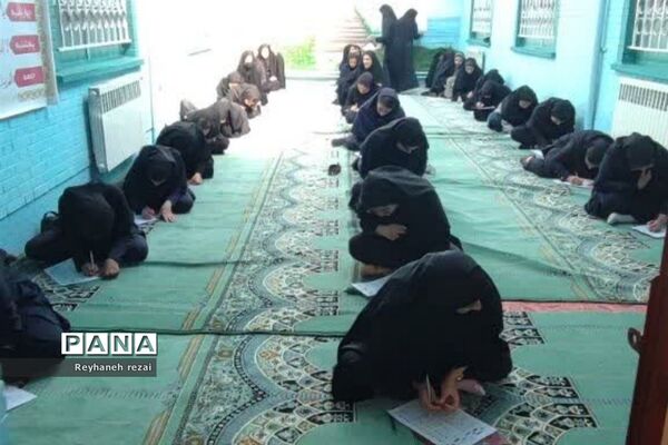 خروش دانش‌آموزان به حمایت از سخنان رهبری با حضور در مسابقات لیگ جت در سرچهان