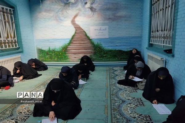 خروش دانش‌آموزان به حمایت از سخنان رهبری با حضور در مسابقات لیگ جت در سرچهان