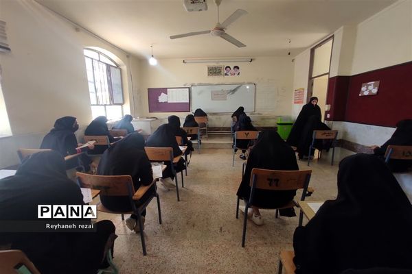 خروش دانش‌آموزان به حمایت از سخنان رهبری با حضور در مسابقات لیگ جت در سرچهان