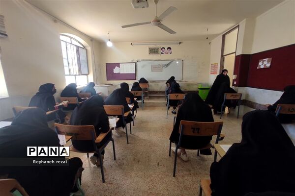 خروش دانش‌آموزان به حمایت از سخنان رهبری با حضور در مسابقات لیگ جت در سرچهان