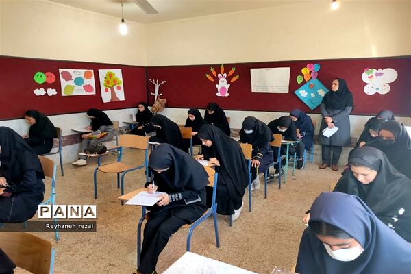 خروش دانش‌آموزان به حمایت از سخنان رهبری با حضور در مسابقات لیگ جت در سرچهان
