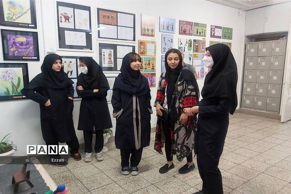 نمایشگاه قاب مهربانی در هنرستان راه روشن منطقه ۱۳