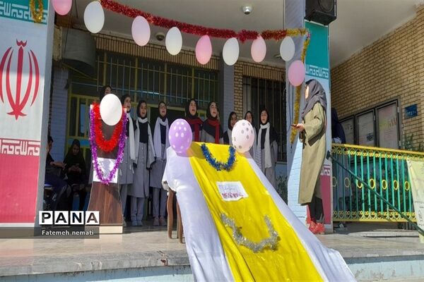 مراسم گرامیداشت هفته‌معلم و  تقدیر از دانش‌آموزان برتر مدرسه شایستگان ملارد