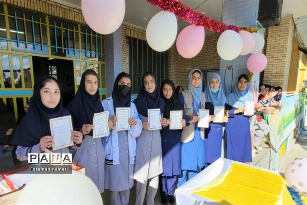 مراسم گرامیداشت هفته‌معلم و  تقدیر از دانش‌آموزان برتر مدرسه شایستگان ملارد