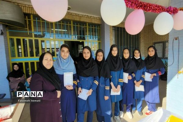 مراسم گرامیداشت هفته‌معلم و  تقدیر از دانش‌آموزان برتر مدرسه شایستگان ملارد