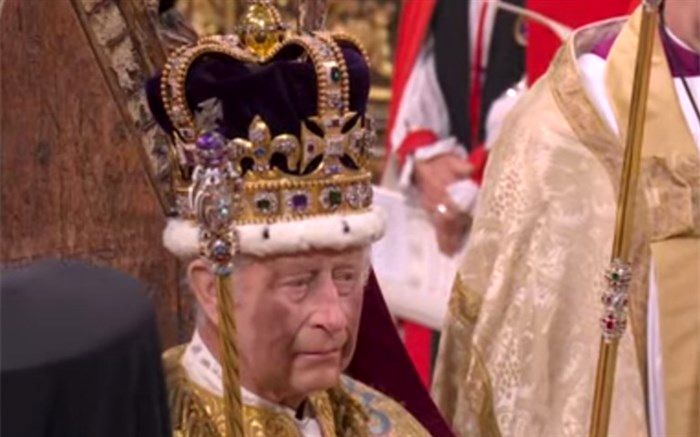 چارلز سوم پادشاه انگلستان تاج را بر سر گذاشت