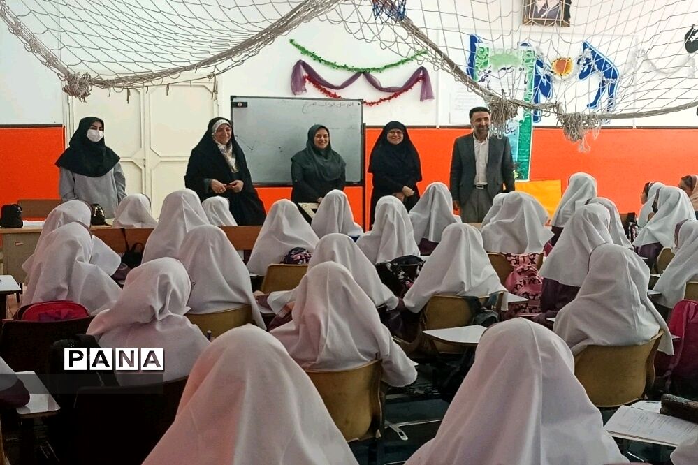 بازدید معاون آموزش ابتدایی شهر تهران از مدارس منطقه۱۸ شهر تهران