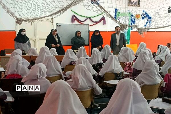 بازدید معاون آموزش ابتدایی شهر تهران از مدارس منطقه۱۸ شهر تهران