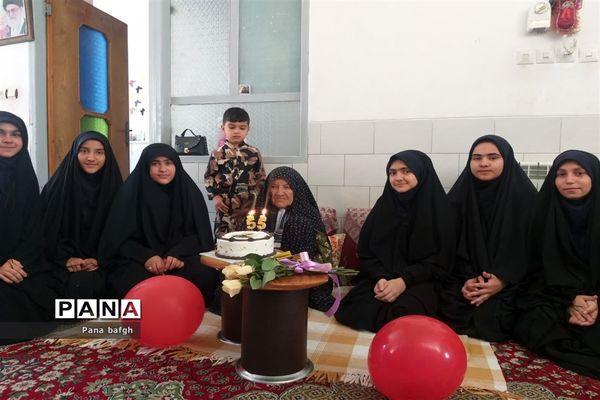 جشن تولد دانش‌آموزان بافقی در خانه مادر شهید