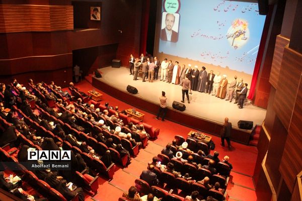 مراسم تقدیر از معلمان نمونه استانی و کشوری در قم