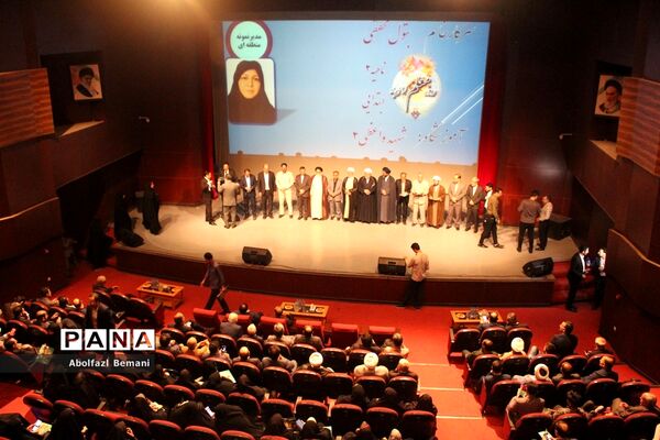 مراسم تقدیر از معلمان نمونه استانی و کشوری در قم