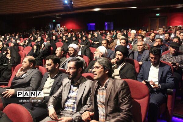 مراسم تقدیر از معلمان نمونه استانی و کشوری در قم