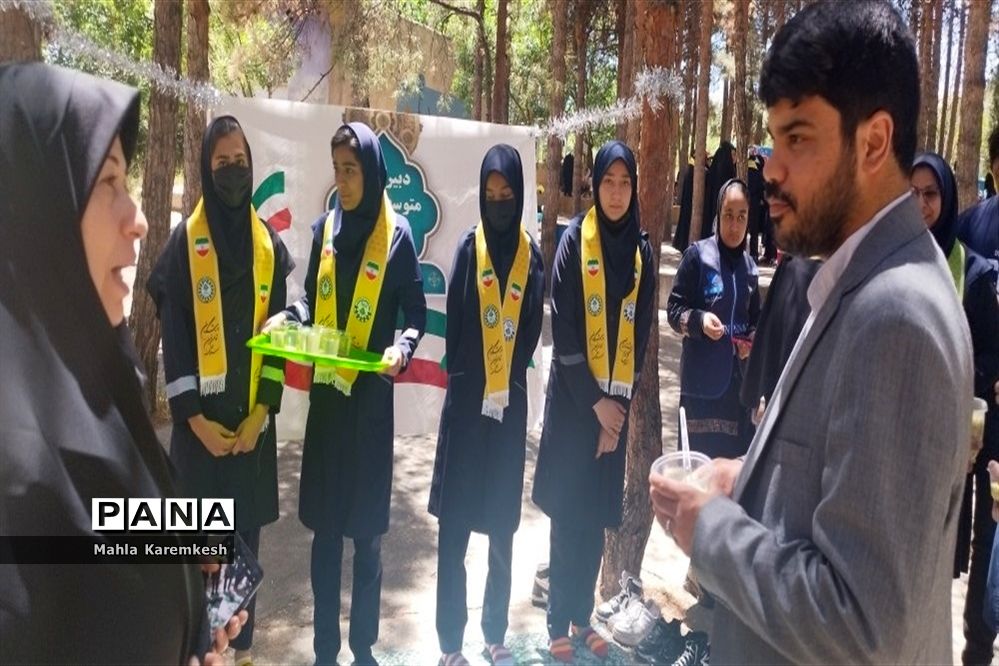 بازدید رئیس سازمان دانش‌آموزی فارس از اردوی تشکیلاتی دانش‌آموزان پیشتاز ناحیه چهار