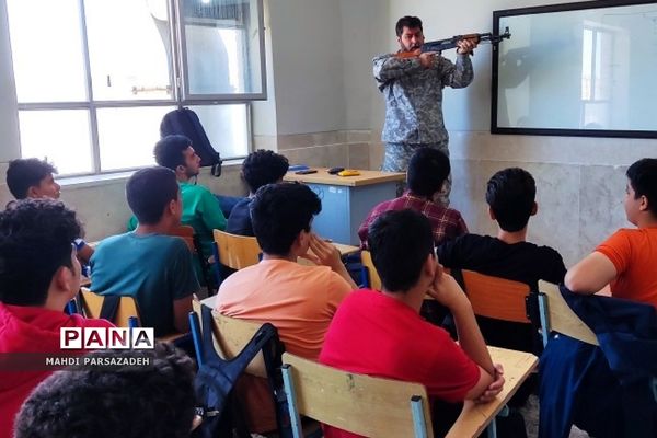 برگزاری دوره آموزش آشنایی با سلاح درس آمادگی‌دفاعی در مدارس‌فشافویه