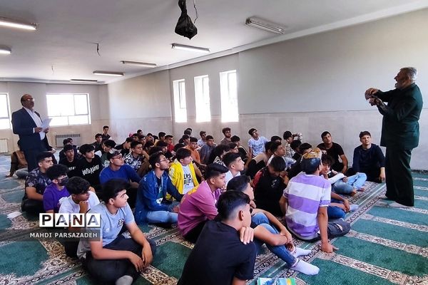 برگزاری دوره آموزش آشنایی با سلاح درس آمادگی‌دفاعی در مدارس‌فشافویه