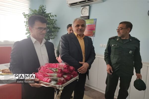 تقدیر از معلمان دبستان دخترانه احرامیان ناحیه یک یزد