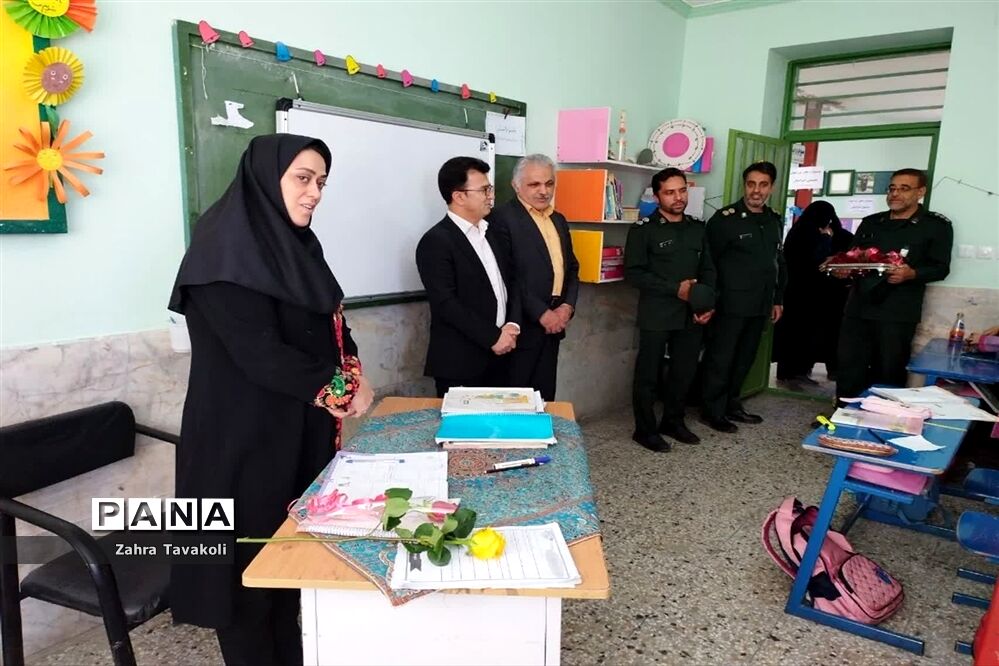تقدیر از معلمان دبستان دخترانه احرامیان ناحیه یک یزد