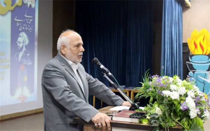 معلم در جامعه، نقش هدایت‌گری دارد