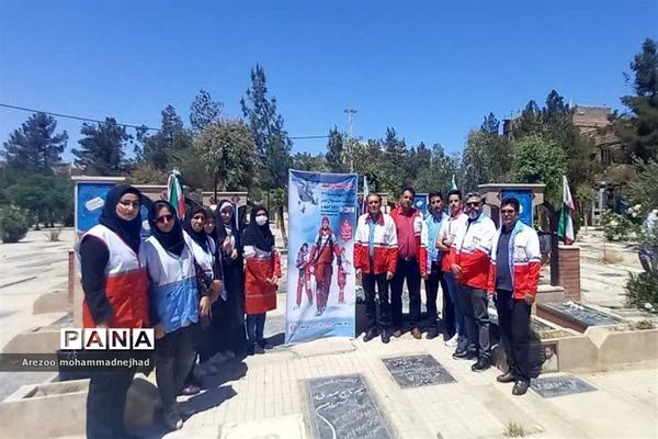 غبارروبی و عطر افشانی مزار شهدای قرچک در هفته گرامیداشت هلال احمر