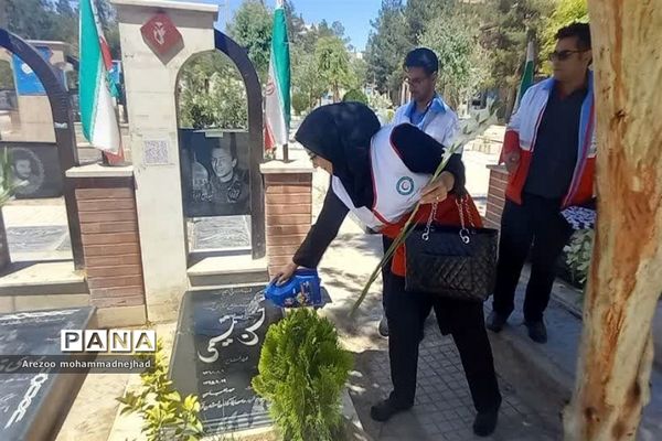 غبارروبی و عطر افشانی مزار شهدای قرچک در هفته گرامیداشت هلال احمر