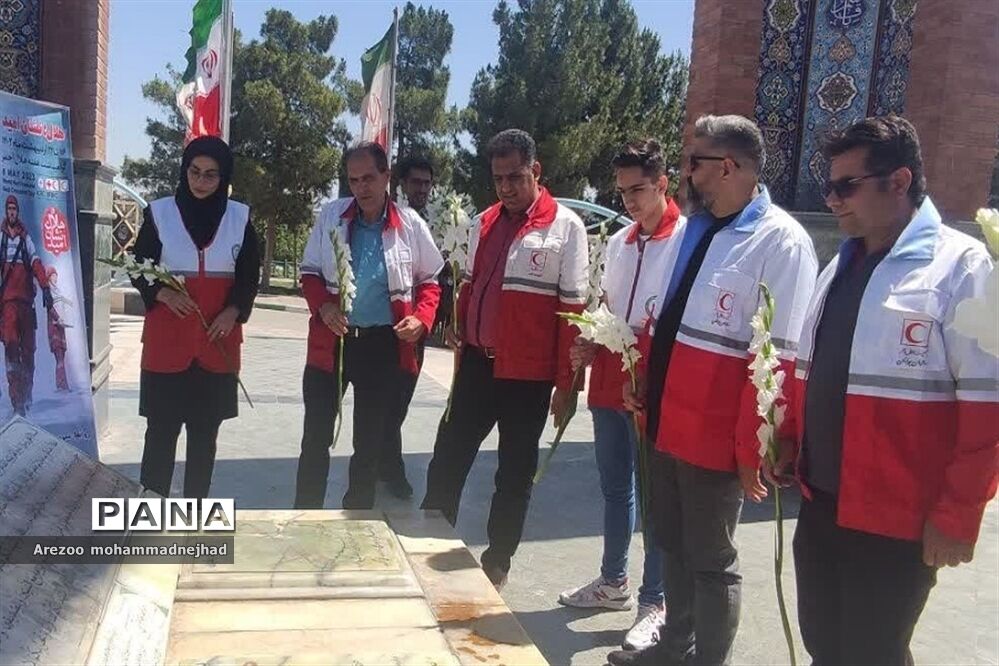غبارروبی و عطر افشانی مزار شهدای قرچک در هفته گرامیداشت هلال احمر