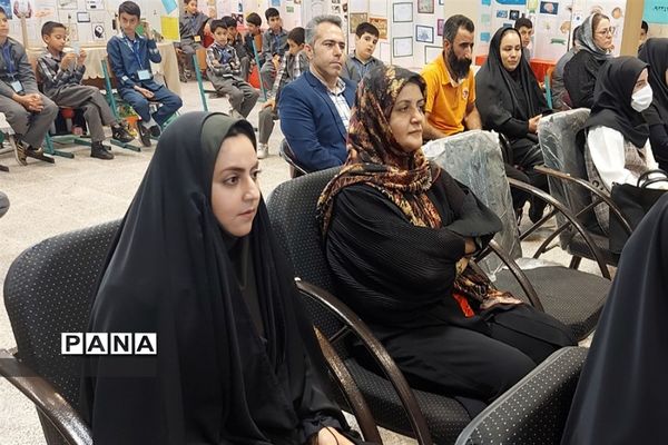 تقدیر از دانش‌آموزان پروژه‌های علمی جابر ابن حیان در دبستان پسرانه فرهنگیان قرچک