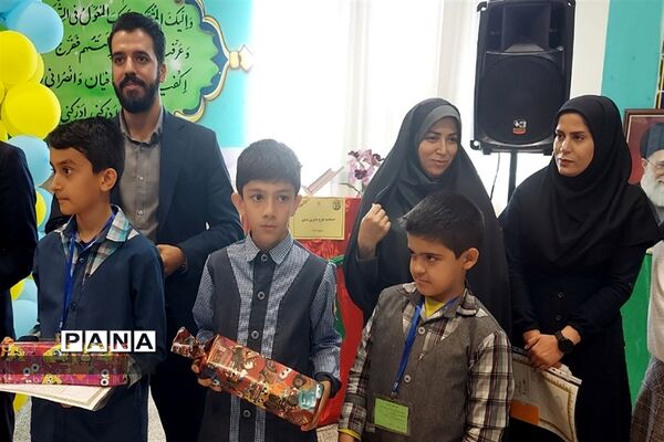 تقدیر از دانش‌آموزان پروژه‌های علمی جابر ابن حیان در دبستان پسرانه فرهنگیان قرچک