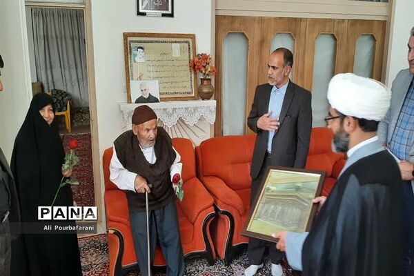 دیدار مسئولان با خانواده شهدای معلم‌ در نایین