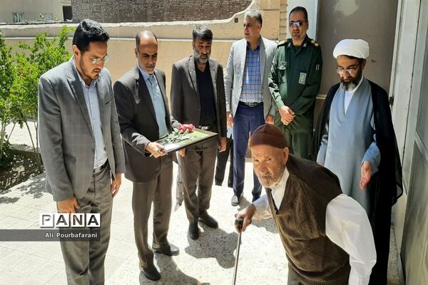 دیدار مسئولان با خانواده شهدای معلم‌ در نایین