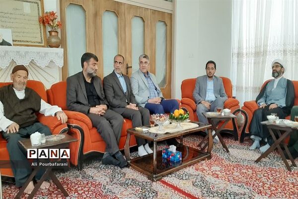 دیدار مسئولان با خانواده شهدای معلم‌ در نایین