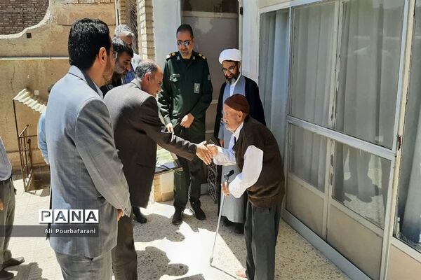 دیدار مسئولان با خانواده شهدای معلم‌ در نایین
