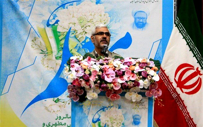 معلمان سربازان گمنام نظام هستند