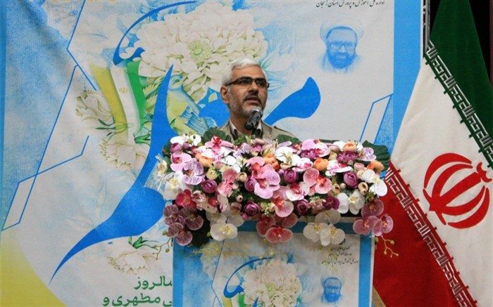 معلمان سربازان گمنام نظام هستند