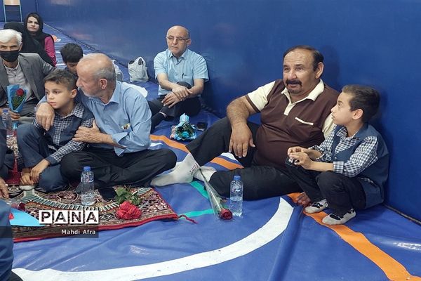 برگزاری مراسم تجلیل و قدردانی از پدر بزرگ‌ها و مادر‌بزرگ‌های دبستان شهید عدالت