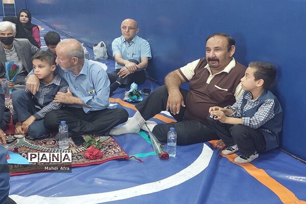 برگزاری مراسم تجلیل و قدردانی از پدر بزرگ‌ها و مادر‌بزرگ‌های دبستان شهید عدالت