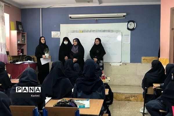 تبریک مسئولان آموزش و پرورش رودهن به معلمان مدارس همزمان با هفته معلم