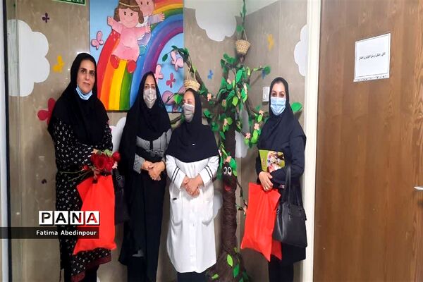بازدید کادر دبستان دخترانه معلم ناحیه یک یزد از بیماران صعب‌العلاج بیمارستان شهید صدوقی