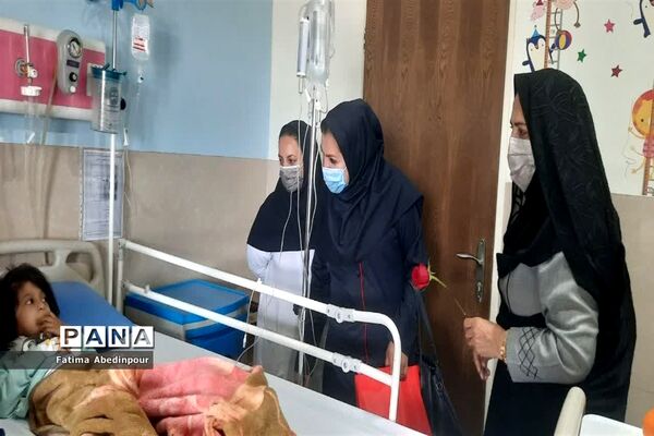 بازدید کادر دبستان دخترانه معلم ناحیه یک یزد از بیماران صعب‌العلاج بیمارستان شهید صدوقی