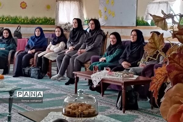 بازدید مدیرکل امور مالیاتی شرق استان تهران از دبستان دخترانه شهید کلانتری بهارستان‌۲