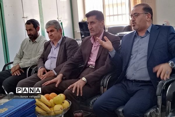 بازدید مدیرکل امور مالیاتی شرق استان تهران از دبستان دخترانه شهید کلانتری بهارستان‌۲