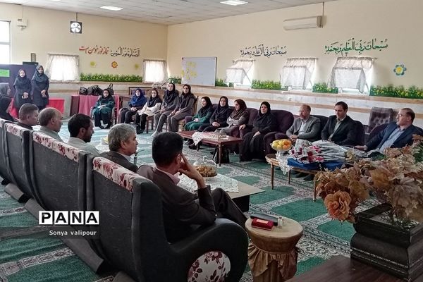 بازدید مدیرکل امور مالیاتی شرق استان تهران از دبستان دخترانه شهید کلانتری بهارستان‌۲