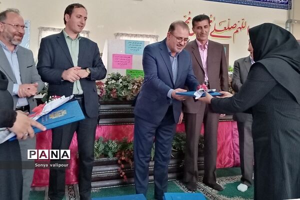 بازدید مدیرکل امور مالیاتی شرق استان تهران از دبستان دخترانه شهید کلانتری بهارستان‌۲