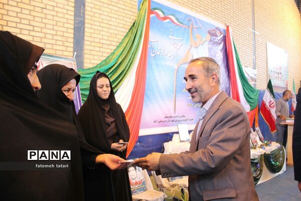 همایش بزرگ هفته بزرگداشت مقام معلم درشهرستان بام و صفی آباد