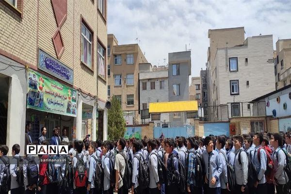 بازدید مدیرکل دفتر انتشارات و فن‌آوری آموزشی از دبستان مالک اشترمنطقه ۱۰